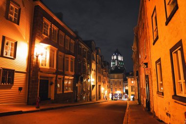 Eski Quebec 'te Fransız mimarisi ve Quebec şehrinin başkenti Quebec' te bulunan Fairmont Şatosu oteli ile Avrupai tarzda büyüleyici binalar.