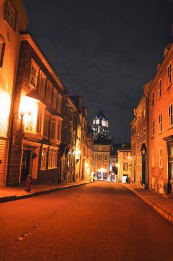 Eski Quebec 'te Fransız mimarisi ve Quebec şehrinin başkenti Quebec' te bulunan Fairmont Şatosu oteli ile Avrupai tarzda büyüleyici binalar.