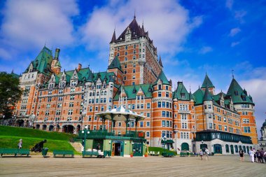 Muhteşem ve Iconic Hotel Chateau Fairmont Frontenac harika bir yaz günü Quebec şehrinin başkenti Quebec 'teki Dufferin teras kaldırımından görüldü.