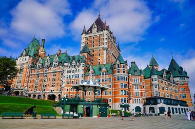 Quebec şehrinin başkenti Quebec 'teki Dufferin teras kaldırımından görülen muhteşem bir yaz gününde, tarihi Hotel Chateau Fairmont Frontenac.