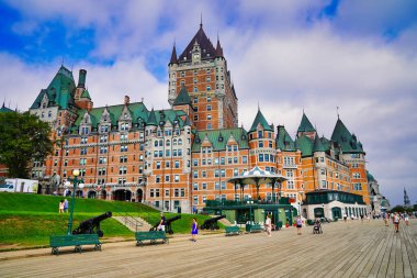 Kanada 'nın Quebec eyaletinin başkenti Quebec' teki Dufferin teras kaldırımından görülen muhteşem bir yaz gününde Fairmont Frontenac Oteli manzarası.