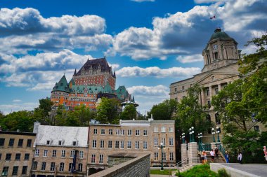 Quebec Hill 'deki ünlü Hotel Chateau Fairmont' un parlak bir yaz gününde Kanada 'nın Quebec kentindeki Montmorency parkında Louis S. St. Laurent Binası' nın muhteşem manzarası.