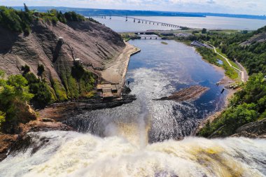 Montmorency, Kanada 'nın Quebec eyaletinin başkenti Quebec kenti yakınlarındaki şelalenin tepesinden gelen bu manzarada St. Lawrence nehrine katılmak için 83 metrenin üzerine düşüyor.
