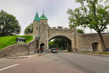 Quebec şehrinin Quebec Kalesi yakınlarındaki Eski Quebec şehrinin dört Rampart kapısından biri, Kanada 'nın Quebec eyaletinin başkenti.