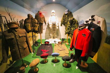 Kanada 'nın Quebec kentindeki Quebec Kalesi' ndeki müzede 22. Kanada Kraliyet Silahlı Kuvvetleri Alayı 'nın çeşitli askeri üniformaları ve görkemi sergilenmektedir.