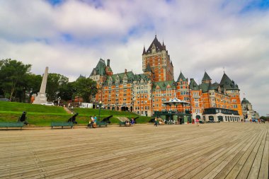 Kanada 'nın Quebec eyaletinin başkenti Quebec' teki St. Lawrence nehrine bakan Dufferin terası boyunca uzanan gezinti alanındaki tarihi Chateau Fairmont Frontenac Hotel 'inde görüldü.