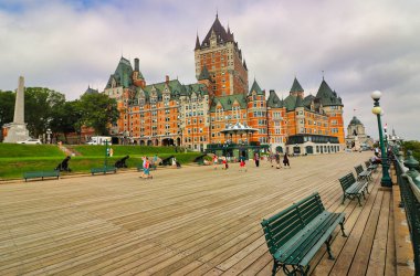 Kanada 'nın Quebec eyaletinin başkenti Quebec' teki St. Lawrence nehrine bakan Dufferin terası boyunca uzanan gezinti alanındaki Chateau Fairmont Frontenac Oteli 'nin büyük manzarası.
