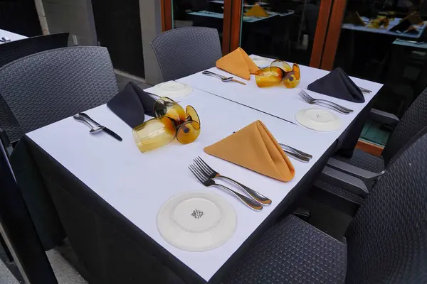Quebec 'in başkenti Quebec' teki bir restoranda öğle yemeği servisi ve çatal bıçak takımı için bir masa.