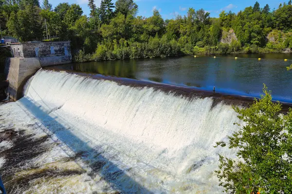 Kanada 'nın Quebec eyaletinin başkenti Quebec kenti yakınlarındaki ana şelaleden önce Montmorency nehrinin üst kısmı.