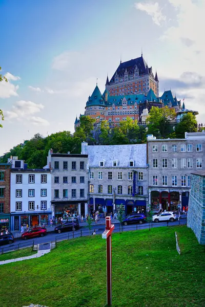 Cap Diamant Tepesi 'nin tepesindeki muhteşem Grand Fairmont Chateau Frontenac Oteli, Quebec, Kanada' daki Montmorency Park 'ından görüldüğü üzere Eski Quebec şehrinin bir simgesi.