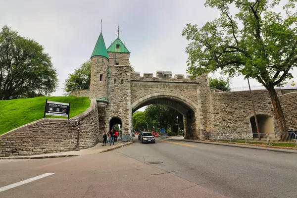 Quebec şehrinin Quebec Kalesi yakınlarındaki Eski Quebec şehrinin dört Rampart kapısından biri, Kanada 'nın Quebec eyaletinin başkenti.