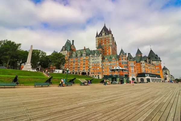 Kanada 'nın Quebec eyaletinin başkenti Quebec' teki St. Lawrence nehrine bakan Dufferin terası boyunca uzanan gezinti alanındaki tarihi Chateau Fairmont Frontenac Hotel 'inde görüldü.