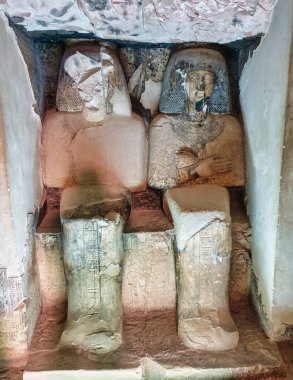 Khaemhat ve kraliyet kâtibi Imhotep 'in heykelleri Khaemhat, TT57' deki iç salonun girişinde, Amenhotep III 'ün tahıl gözetmeni Soylular, Luxor, Mısır Mezarı' nda.