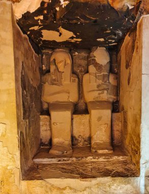 Khaemhat 'ın heykelleri ve Khaemhat' ın lahitindeki iç salonda oturan kimliği belirsiz bir kadın, TT57, Amenhotep III 'ün tahıl gözetmeni, Amenhotep 3' ün soylular mezarında, Luxor, Mısır