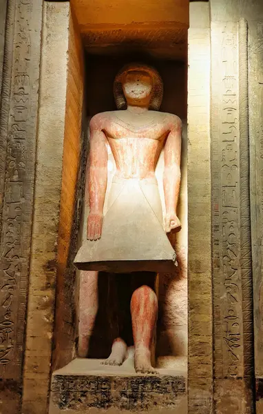 stock image Statue of Merurka standing in a wall niche,wearing a cotton kilt and traditional wig inside the mastaba Tomb of Merurka,Grand Vizier to Pharoah Teti,6th dynasty in Saqqara,Cairo,Egypt