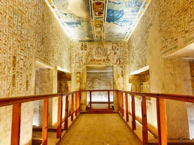 Güzel dekore edilmiş tavan ve duvarlar Ölüler Kitabı 'ndan hiyerogliflerle süslenmiş ve Ramesses IV, KV2, Krallar Vadisi, Luxor, Mısır
