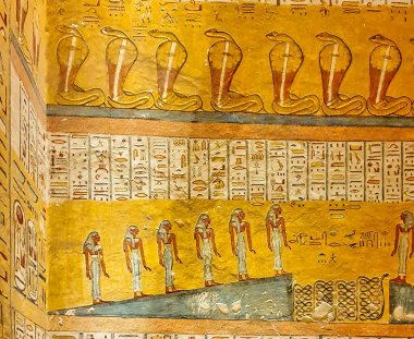 Gates Kitabı 'nın 4. saatinin duvar resmi, Firavun' un ruhunun Ramses IV, KV2, Krallar Vadisi, Luxor, Mısır 'daki kobralarla yolculuğunu resmediyor.