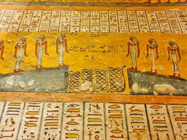 4. Ramesses, KV2, Krallar Vadisi, Luxor, Mısır 'da Firavun' un ruhunun yolculuğunu tasvir eden Gates Kitabı sahnesinin 4. saatini anlatan güzel, detaylı bir yardım yazısı.