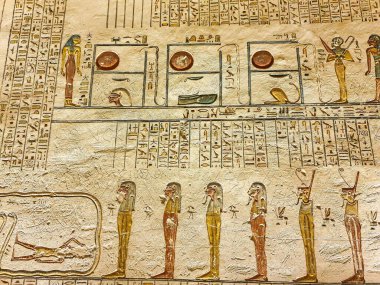Duvar, Amduat 'ın 6. saatinden, Krallar Vadisi, Luxor, Mısır' da 5. Ramesses ve VI. KV9 'da kralın ruhunun yolculuğunu tasvir eden Cehennemin Kitabı' yla dolu.