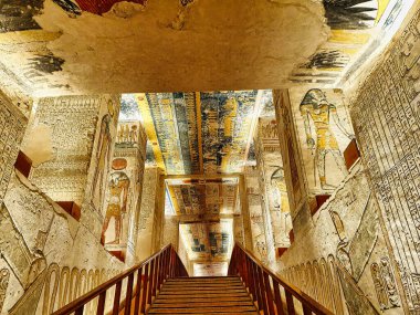 Krallar Vadisi, Luxor, Mısır 'daki görkemli dekore edilmiş Ramses V ve VI. KV9 Mezarlığı' ndaki iç odalara doğru uzanan ana geçide bakıyorum.