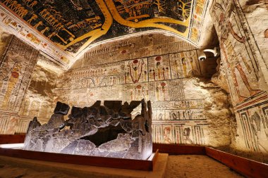 Ramses VI 'nin kırılmış ve yeniden birleştirilmiş granit taş lahiti. Krallar Vadisi, Luxor Vadisi, Mısır' daki 5. Ramesses ve VI.