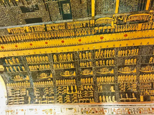 Gün Kitabı 'ndan sahnelerle muhteşem tavan boşaltımları, Ramses V ve VI. Ramesses, KV9, Krallar Vadisi, Luxor, Mısır' daki Ramses VI 'nin isim ve lakapları ile sonuçlanıyor.