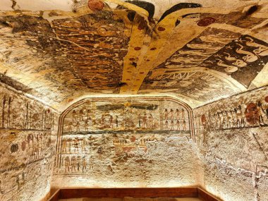 Tavanında Tanrıça Nut 'un resminin bulunduğu ana mezar çukuru Ramses IV, KV6, Krallar Vadisi, Luxor, Mısır