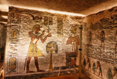 Ramses 'in Güzel Duvar' ı 3. Maat 'ın sunumunu yapıyor Ramesses III, KV11, Krallar Vadisi, Lüksör, Mısır' da oturan bir Osiris 'in önünde.