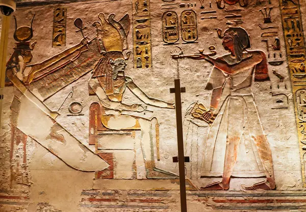 Ramesses III 'ün güzel duvar kabartması, tanrı Ptah Sokar Osiris ve Tanrıça Isis' in önünde tütsü sunuyor Ramesses III, KV11 'in üçüncü koridorunda, Krallar Vadisi, Luxor, Mısır' da.