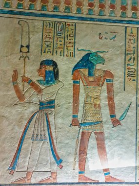 Bir koç başlı koruyucunun ya da cininin duvar koruması Amenthe hepshef 'in Prens' inin, Firavunun Prens ve Oğlu III. Ramesses 'in, QV55' in, Queens Vadisi, Luxor Vadisi 'nin, Mısır' daki mezarının önündeki kapı kitabından.