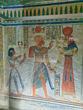 Ramses III 'ün duvar temizliği ve Prens Hepshef' in Tanrıça Hathor 'a hürmetlerini sunması için Firavunun Prens ve Oğlu III. Ramses, QV55, Queens Vadisi, Luxor, Mısır