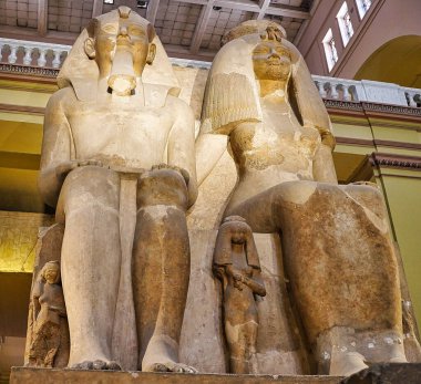 Firavun Amenhotep III 'ün heykeli, karısı Tiye ve üç kızı Henuttaneb, Nebetah, Mısır müzesinin büyük salonunda kireçtaşından yapılmış olarak bulundu.