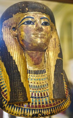 1905 'te Krallar Vadisi' nde bulunan mezarında bulunan altın yapraklı ve alçı kaplı soylu Tuya 'nın muhteşem cenaze maskesi, Firavun Tutankhamen' in büyük büyükannesidir..