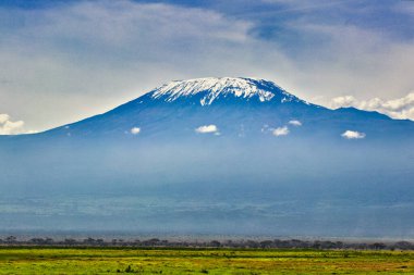 Kilimanjaro Dağı, engin Amboseli ulusal parkının manzarasına hükmediyor. Klasik Afrika sahnesine mükemmel bir zemin hazırlıyor..