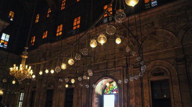 Muhammed Ali Camii 'ndeki dekoratif lambalar ve avizeler Muhammed Ali Paşa tarafından 1848' de İslami Kahire 'deki Selahaddin Kalesi' nde tamamlanmıştır.