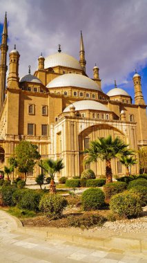 Muhammed Ali Camii 'nin 1848' de Salahaddin Kalesi 'nde Muhammed Ali Paşa tarafından Osmanlı tarzında inşa edilen görkemli ve tarihi camiinin dikey görüntüsü.
