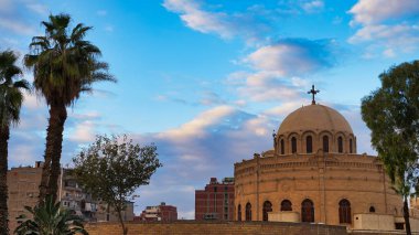 Akşam, Kahire 'nin Coptic semtindeki bir Yunan ortodoks kilisesi olan Aziz George Kilisesi' nin kubbesi üzerine çöktü.