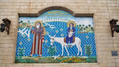 Mısır 'ın Coptic Kahire şehrinde, Aziz Meryem Kilisesi' nin dış duvarında Joseph, Bakire Meryem ve Bebek İsa 'nın yolculuğunu anlatan güzel bir mozaik.