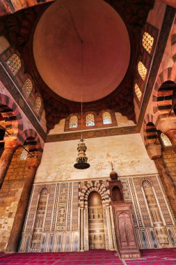 Mekke 'ye ibadet etmek için Kabe duvarındaki Mihrab ve 1318' de Mısır 'daki İslam Kahire Kalesi' nde Mamluk Sultanı Al Nasr Muhammed tarafından inşa edilen El-Nasir Muhammed Camii 'nin kubbesi.