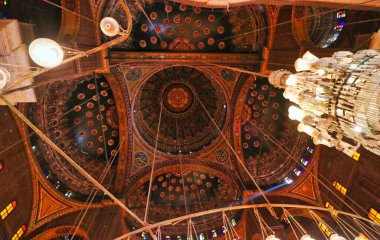 Muhammed Ali Camii-Zengince dekore edilmiş kubbenin alt tarafına 1848 'de Mısır' daki Kahire Kalesi 'nde Muhammed Ali Paşa tarafından Osmanlı stili ile tamamlanmış İslami kaligrafi ile iç mekan manzarası.