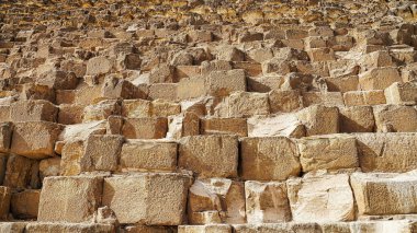Büyük Khufu Piramidi 'nin dev temel kayalarının yakınında Giza platosundaki her bloğun ağırlığı Kahire, Mısır yakınlarında bir ton olan tura kireçtaşından yapılmış.
