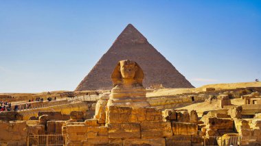 Mısır 'ın Kahire yakınlarındaki Giza Platosu' ndaki vadi tapınağından görüldüğü gibi arka planda Khafre Piramidi olan Büyük Giza Sfenksi 'nin muhteşem manzarası.