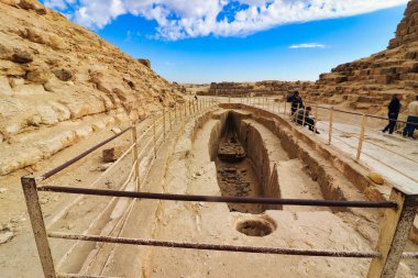 Mısır 'ın Kahire yakınlarındaki Giza Platosu' nda 1954 yılında Lübnan sedir ağacından yapılmış el değmemiş bir tekne ya da kayığın bulunduğu Büyük Khufu Piramidi 'nin etrafında güneş bataryaları bulunur.