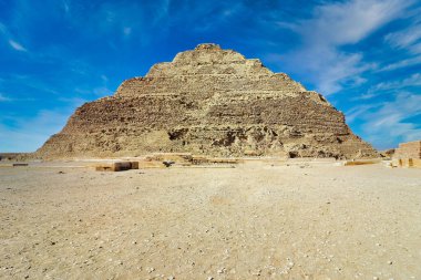 Mısır 'ın Kahire yakınlarındaki Saqara mezarlığında 3. hanedanlığın ilk piramidi Imhotep tarafından inşa edilen Djoser Basamağı' nın muhteşem geniş açılı görüntüsü.