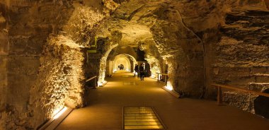 Kahire, Mısır, 5 Ocak 2020 'de Mısır' ın Kahire yakınlarındaki Saqara Serapeum 'da Apis Bull tarikatının 60' tan fazla granit lahitinin bulunduğu Serapeum yeraltı mezarlarının harikalarını ziyaret eden ziyaretçiler görülüyor.