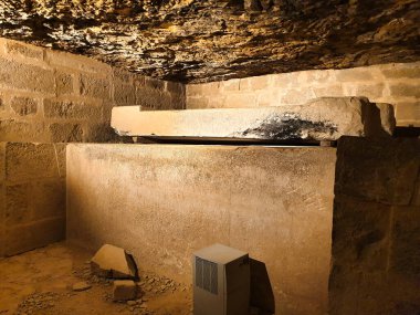 5 tondan fazla boyalı granit lahit, Mısır 'ın Kahire yakınlarındaki Saqqara Serapeum' da son ve ptolemaik dönemde Apis tarikatı için kurban edilen boğaların mumyasını içeriyordu.