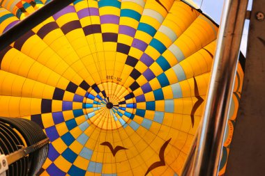 Bir sıcak hava balonunun iç kubbesine, tabanında propan yakıcısı olan, Luxor, Mısır yakınlarındaki tur şirketleri tarafından işletilen bir alt katman.