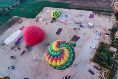 Rengarenk bir sıcak hava balonunun Luxor, Mısır 'da keyif sürüşü için şişirilmesi ve hazırlanması muhteşem bir manzara.