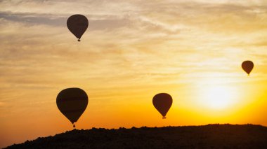 Yumuşak odaklı Sıcak Hava Balonlarının Silüetleri sabahın erken saatlerinde Mısır, Luxor 'da yükseliyor.