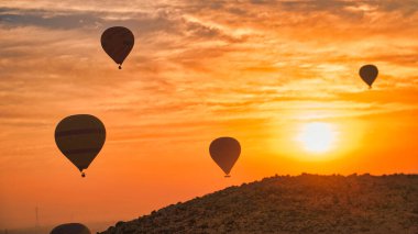 Yumuşak odaklı Sıcak Hava Balonlarının Siluetleri, parlak sabah güneşine karşı, sabahın erken saatlerinde, Mısır, Luxor 'da